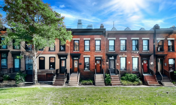 Casas adosadas de Filadelfia bajo cielos despejados y soleados