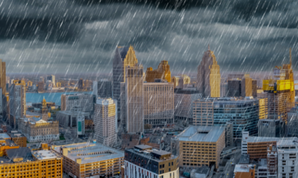 Horizonte de la ciudad de Detroit bajo oscuras nubes de tormenta