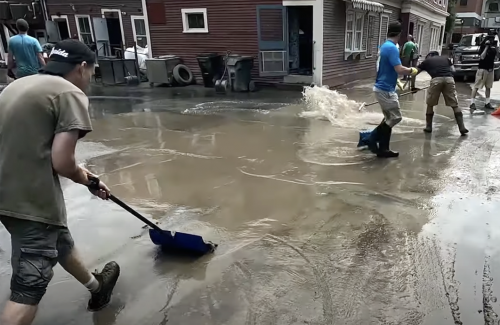 Hombre limpiando después de una inundación