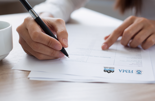 Las manos de las mujeres revisan una lista de verificación