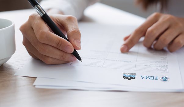 Las manos de las mujeres revisan una lista de verificación 
