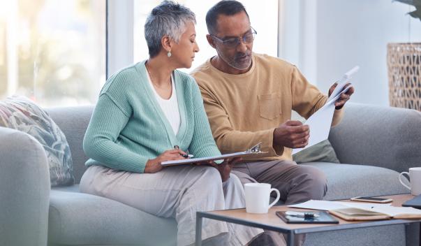 Dos personas comparando listas de verificación